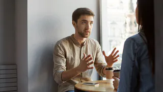 Девять речевых ошибок, которые разрушают деловой авторитет быстрее, чем любой промах в работе