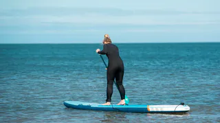 Спасатели помогли женщине, которая упала в воду с сапборда посреди Волги