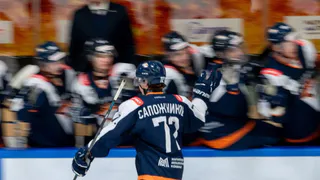 Хоккеисты "Магнитки" одержали вторую победу подряд, обыграв в домашнем матче "Нефтяник" 