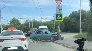 Понадобилась скорая: на Космонавтов ВАЗ-2110 врезался в столб
