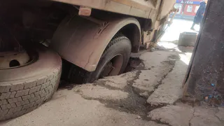 В центре Рязани засняли частично провалившийся под асфальт мусоровоз