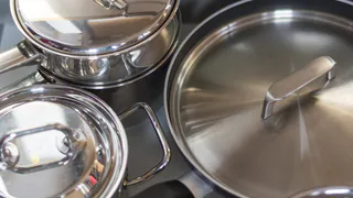 На моей кухне вся посуда сверкает как новая: как отмывать жирные сковородки без химии – ресторанный трюк