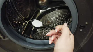 Каждый раз кладу ложку в барабан стиралки — теперь стирка чище, а полотенца как новые