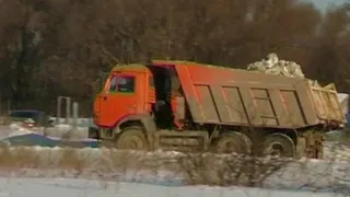 Грязный снег с трассы самосвалами везут на пляж Орехового озера
