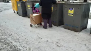  В Магнитогорске полицейские разыскивают женщину, обвиняемою в кормлении ребёнка отходами из мусорки