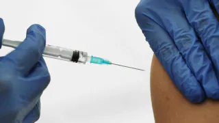 Россиянам напомнили, какие прививки необходимо сделать