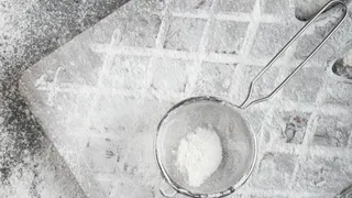 Хитрые хозяйки сыплют соль на фольгу и бед в жизни не знают: вот, зачем это нужно — 2 секрета