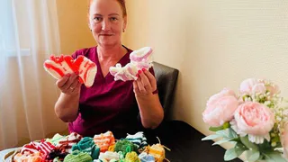 Сотрудница владимирского пансионата вяжет вещи для родившихся раньше срока малышей