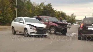 Развернуло поперек дороги: на Ряжском шоссе столкнулись Лада и Ховер