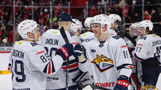 «Металлург» вырвал победу у «Авангарда» в напряженном матче: уверенная игра Смолина и стойкая защита