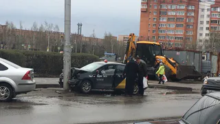 Еще один: на Московском такси влетело в столб