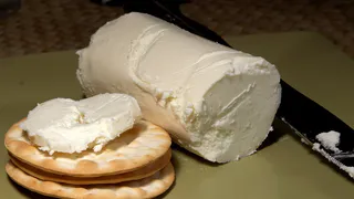 На ночь смешиваем ряженку и сметану: на утро получаем нежнейший сыр "Филадельфия" — готовится, пока вы спите