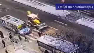 Погрузчик сбил школьника на пешеходном переходе в Чебоксарах