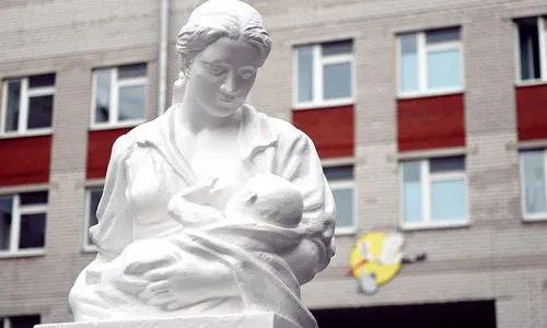 Возле нижнекамского роддома появился памятник