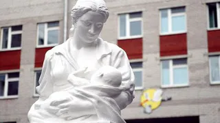 Возле нижнекамского роддома появился памятник
