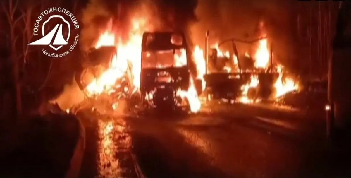 Под Челябинском загорелись две столкнувшиеся фуры, один водитель погиб