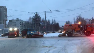 В Брянске дороги расчищают 152 человека и 74 единицы техники
