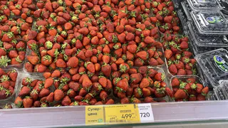 Несладкая и "химическая": откуда в мае везут клубнику