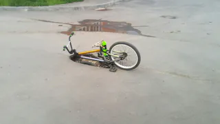 В Рязани в яму на асфальте провалился велосипедист