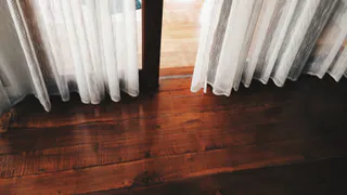 Откажитесь от ламината — есть вариант намного лучше: доступный «неубиваемый» пол — круче паркета и линолеума