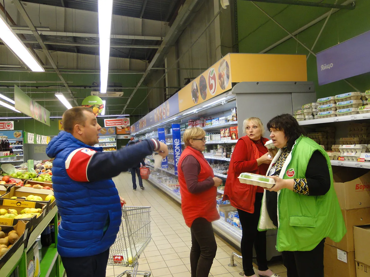 “Очередь появляется из-за медленных кассиров”: продавец из “Пятерочки” рассказала о своей работе