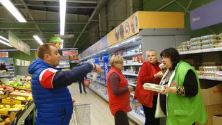 “Очередь появляется из-за медленных кассиров”: продавец из “Пятерочки” рассказала о своей работе