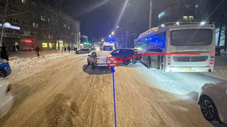 В Сыктывкаре столкнулись Suzuki и Volkswagen: водитель первой машины не уступил дорогу