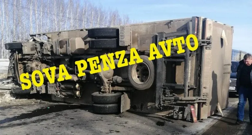 Грузовик перевернулся на трассе в Пензенской области: ДТП парализовало движение