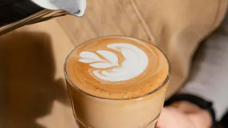 Врач о напитках, которые не помогут утолить жажду при жаре