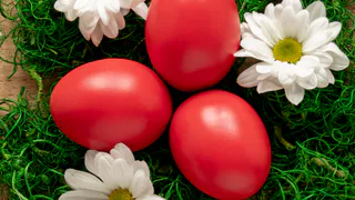 Свеклой и луковой шелухой давно не крашу: яркие, будто настоящий рубин, яйца на Пасху — уксус не потребуется