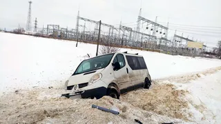 Не справился с управлением: водитель «Рено Трафик» врезался в легковушку и вылетел в кювет