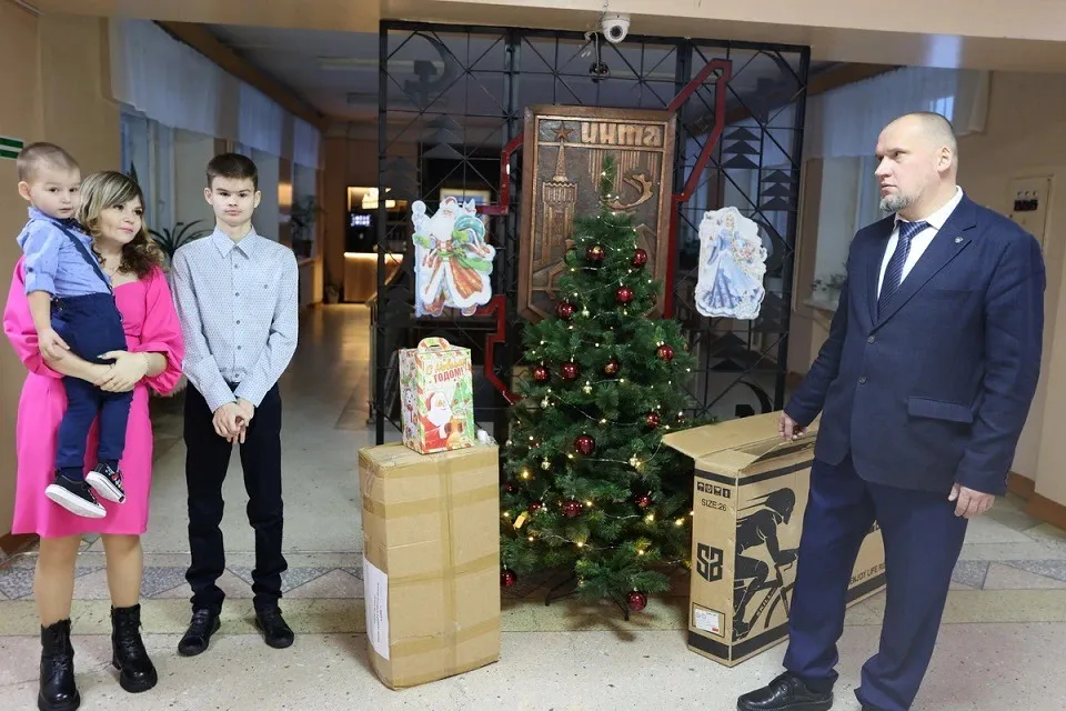 3 детей из региона получили новогодние подарки от главы Коми Гольдштейна