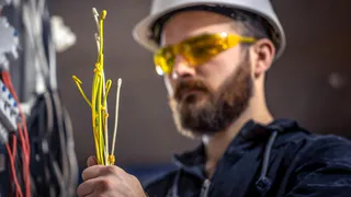 Дом владимирца на год остался без света из-за бездействия энергетиков