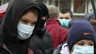 “Неэффективна на открытом воздухе”: в МЧС России объяснили, почему не стоит носить маску на улице