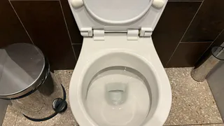 Больше не придется чистить унитаз от ржавых подтеков и налета. Покажу хитрость, что нужно сделать на ночь 