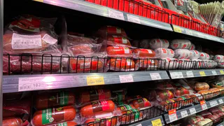 100% чистое мясо, никакой подделки: в Роскачестве назвали лучшую колбасу