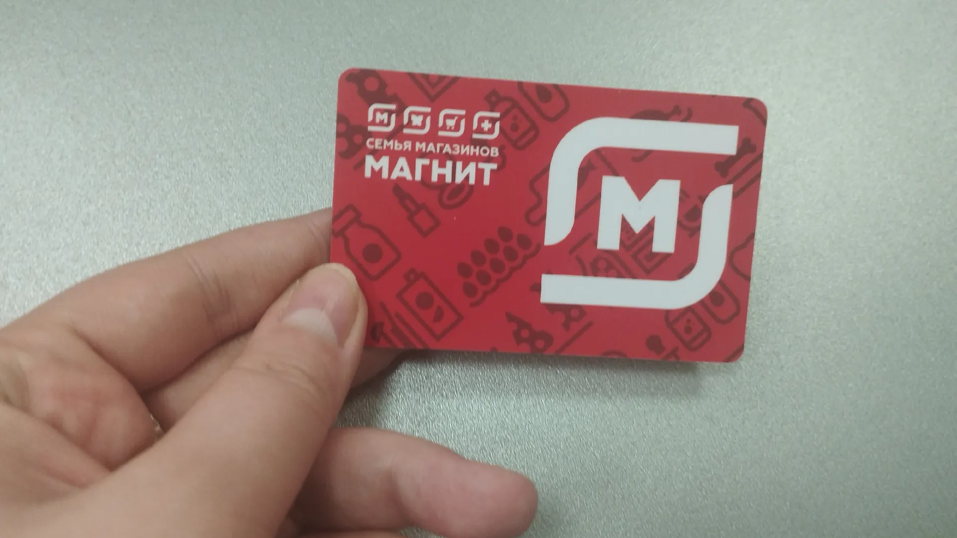 Почему в магазинах больше не расплачиваюсь картой: оказалось все кассиры "Пятерочки" и "Магнита" внимательно смотрят на эти данные