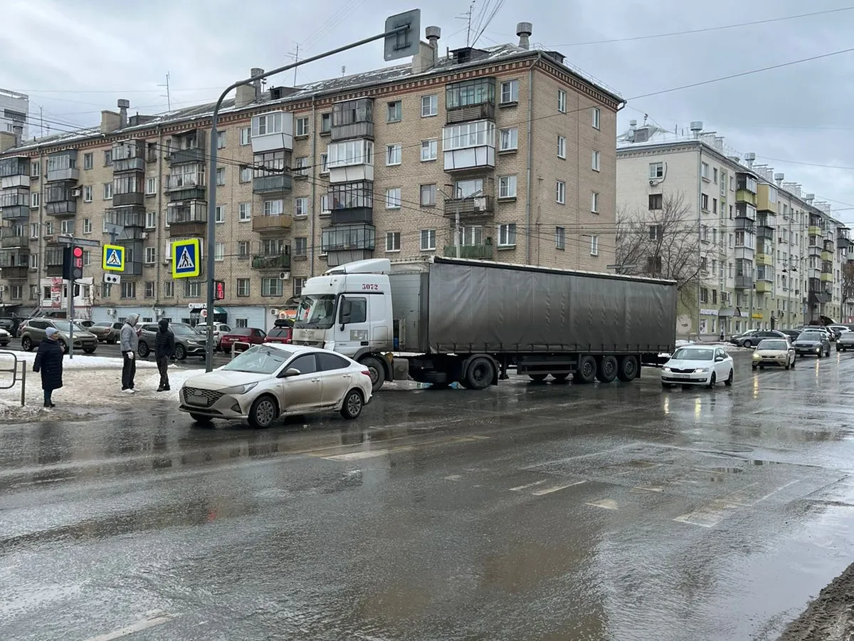 В ГАИ рассказали, как накажут попавшего в аварию в центре Челябинска водителя тягача