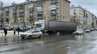 В ГАИ рассказали, как накажут попавшего в аварию в центре Челябинска водителя тягача