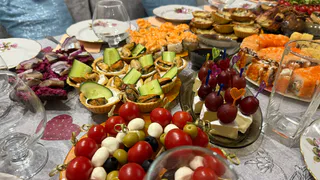 Эпоха застолий подошла к концу: почему сейчас не стоит приглашать гостей к себе домой