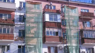 Фотофакт: На Первомайском проспекте работает штукатур 80-го уровня