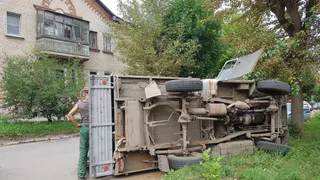 На улице Гоголя «буханка» врезалась в две легковушки и перевернулась
