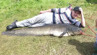 Житель Рязанской области поймал на Оке гигантского сома длиной в человеческий рост