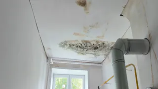 В деревне Крутово Гороховецкого района жители ходят под протекающей крышей Дома культуры