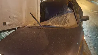 На Лермонтова легковушка застряла под припаркованной Газелью