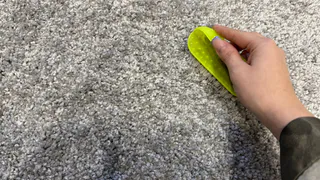 Ковер становится таким чистым, что жалко наступить: убираю всю грязь и пыль за 5 минут — поможет всего одна мелочь