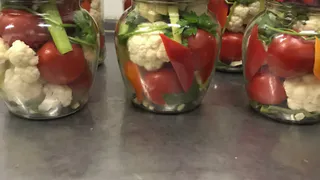 Огурцы и помидоры на зиму закрываю только так: это лучшие рецепты - стоят всю зиму даже при комнатной температуре, не останется даже рассола