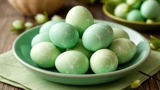 Скорлупки станут зелеными — а все благодаря отходу: пасхальные яйца с модным оттенком без химии, крапивы и шпината