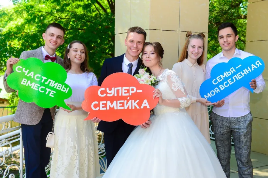 В Нижнекамске 18 пар связали себя узами брака в «красивую дату»