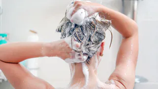 Сделайте чудо-средство из обычного шампуня: всего несколько капель очистят кожу и волосы, а голову можно будет мыть намного реже